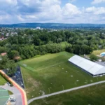 Widok na hale bursaki i boiska z drona