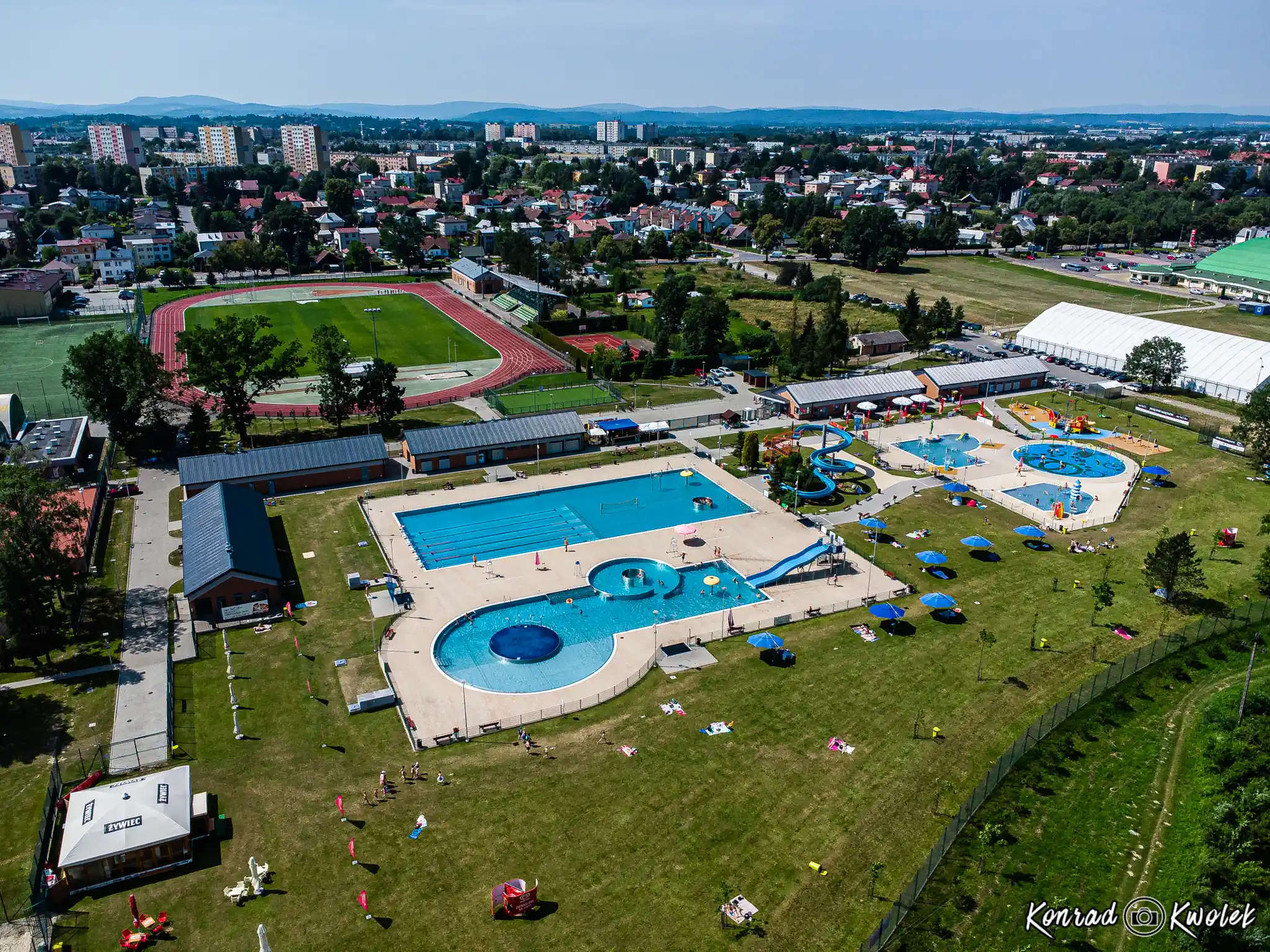 Widok na cały kompleks basenowy