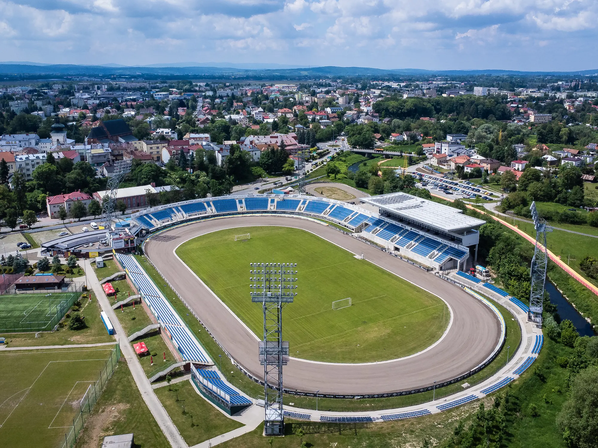 Stadion miejski, w tle Krosno 2