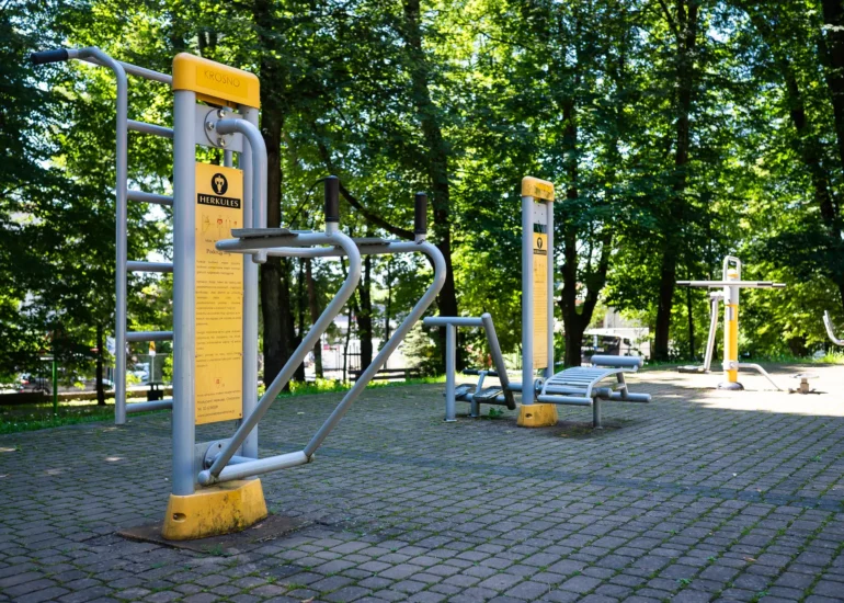 Park linowy plac zabaw, siłownia na świeżym powietrzu